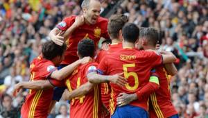 La celebración de los jugadores de España tras la victoria ante República Checa. Foto AFP.