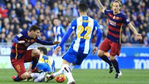 Messi disputando la pelota ante los rivales. FOTO AFP.