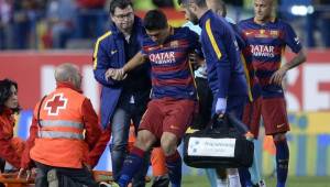 Luis Suárez se retiró con mucho dolor del campo luego de una acción donde se lesionó él solo.