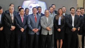 Parte de los federativos hondureños, directiva de los clubes de Liga Nacional, Jorge Luis Pinto y el presidente de Honduras.
