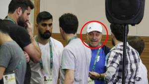 Momentos cuando el entrenador de la Selección de Argentina, Olarticoechea, platicaba con los periodistas de su país al final de la conferencia de prensa.