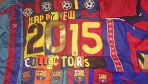 Con las camisetas de Ronaldinho, Andrés Iniesta, Piqué, Neymar, Luis Enrique, Abelardo y Messi (M al revés) deseó un feliz 2015.