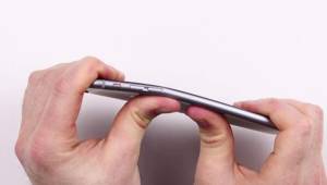 Varios propietarios del nuevo iPhone 6 plus se han quejado de que este es tan débil que se dobla fácilmente bajo la presión.