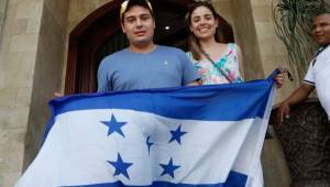 Jorge Luis Pinto Jr y Verónica Pinto posan con la bandera de Honduras, mostrando su apoyo a la Bicolor.