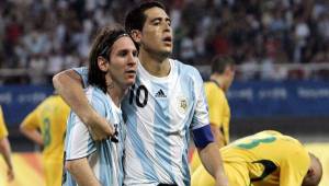 Juan Román Riquelme y Lionel Messi compartieron en la selección mayor de Argentina durante las eliminatorias rumbo a Sudáfrica 2010 y en las olimpiadas de Beijing 2008.
