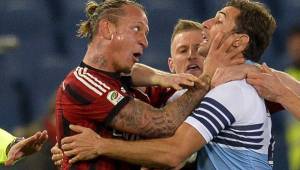 El defensor francés vio la tarjeta roja luego de agredir al delantero de la Lazio Mauri.
