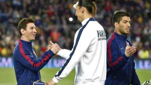 Messi y Zlatan mientras se saludaban antes de iniciar el partido.