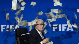 El momento en que el intruso le landó los dólares a Blatter.