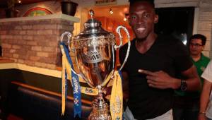 Alberth Elis posa con la copa 30 ganada por el Olimpia el domingo ante Real Sociedad. FOTO: Juan Salgado