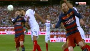 Tremendo golpe entre Adil Rami y Lionel Messi.