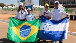 La familia Santos-Arita llegó al estadio con las banderas de Brasil y Honduras.