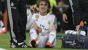 Luka Modric se lesionó en el segundo tiempo del partido ante Málaga.