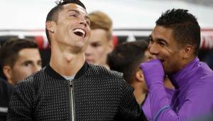 Cristiano Ronaldo junto a Casemiro pasándola muy amenamente. Foto EFE.