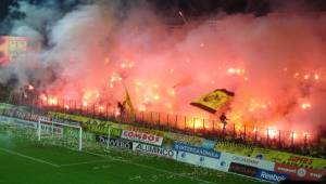La afición del Aris Salónica son considerados unos de los más radicales en el fútbol de Grecia. FOTO: AGENCIAS