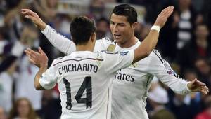 Chicharito Hernández festeja junto a Cristiano Ronaldo.