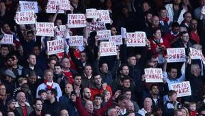 Molestos por los fracasos, un grupo de aficionados del Arsenal pidió este sábado la salida del técnico Arsene Wenger. Foto AFP