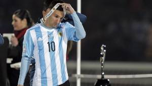 Messi tras recoger la medalla del segundo lugar en la final de la Copa América 2015.