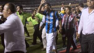 Momento en que Ronaldinho saludaba al público del Querétaro, el estadio estaba repleto.