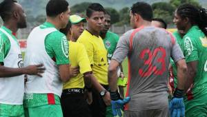 Los jugadores de Marathón se fueron encima del árbitro Manuel Zelaya, quien sostuvo su decisión.