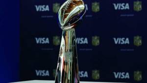 Este es el trofeo que disputarán los Broncos y los Panthers el próximo 7 de febrero en California.