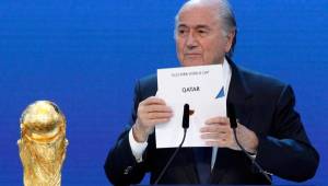 Blatter, al momento de mostrar el papel donde se oficializaba que Catar era la sede del mundial del 2022.