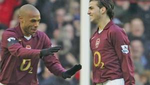 Henry y Fabregas durante un partido en 2005 cuando ambos jugaban en el Arsenal.