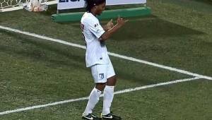 Ronaldinho marcó de cabeza ante Xolos de Tijuana y lo celebró con un baile.