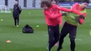 David Luiz terminó enviando al suelo de un manotazo a Ibrahimovic, luego le puso las rodillas y terminaron riendo.