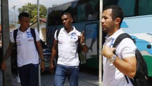 Carlos Discua, Brayan Beckeles y Alfredo Mejía al llegar al hotel de concentración.