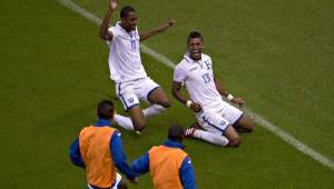 El delantero Carlo Costly celebra el gol que le dio a Honduras el triunfo en el Azteca 2-1 en la pasada eliminatoria rumbo a Brasil 2014. Foto cortesía Diario RÉCORD