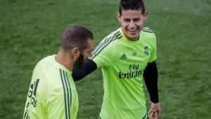 James Rodríguez bromea con Benzema durante un entrenamiento. Foto EFE.