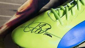 16 mil dólares pagaron por esta zapatilla firmada por Bolt.