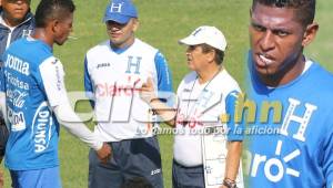 Carlo Costly se reunió con el cuerpo técnico antes de comenzar el entrenamiento que se realizó este lunes en la ciudad de Comayagua. FOTO DIEZ: Ronal Aceituno