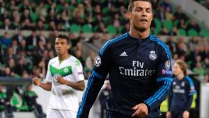 En el arranque del partido, Cristiano Ronaldo la envió a las redes pero la jugada no contó por posición adelantada. Fotos EFE y AFP
