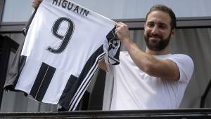 Gonzalo Higuaín ya ha posado con la camisa de la Juventus. Foto AFP.