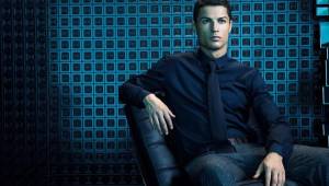 Cristiano debutó en el mundo de la moda con su calzoncillos CR7, luego dio a conocer sus camisas y zapatos, ahora está a las puertas lanzar al mercado una loción. Foto Agencias