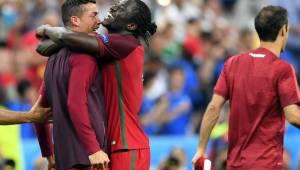Éder se fue a celebrar con Cristiano Ronaldo tras anotar su gol en la final de la Eurocopa.