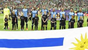 La Asociación Uruguaya de Fútbol (AUF) calificó como 'grotesco error' que emitiera el himno de Chile. Foto AFP