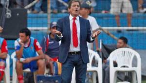 Jorge Luis Pinto Afanador dirigiendo a Costa Rica ante Honduras en la elminatoria rumbo a Brasil 2014.