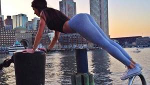 Para Jen Selter cualquier lugar es bueno para practicar yoga, un ejercicio que ayuda física y mentalmente. Foto Instagram @JenSelter