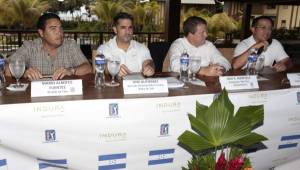 La mesa principal con el el Alcalde de Tela, el Director General de Indura, el presidente de PGA Latinoamérica y el director de golf de Indura.