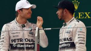 Nico Rosberg (izquierda) conversando con Lewis Hamilton después de la última carrera. Ambos mantienen serias diferencias.