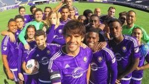 Esta es la foto en la que Kaká posó con sus compañeros del Orlando City, incluyendo a Devron García. FOTO: Orlando Sentinel.