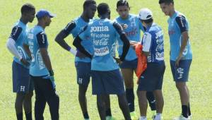 La zona baja de Honduras ante Canadá será: Donis Escober, Bryan Beckeles, Maynor Figueroa, Jhonny Palacios, Leverón y Emilio Izaguirre. Foto Delmer Martínez