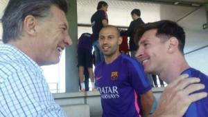 Macri durante una visita al campamento del Barcelona donde habló con Messi y Mascherano.