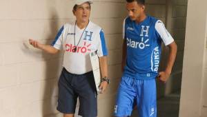 Diego Reyes junto a Jorge Luis Pinto en un entrenamiento de la Selección de Honduras.