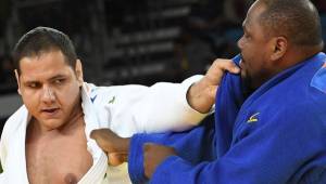El brasileño Carlos da Silva (Blanco) en pleno combate con el hondureño Ramón Pileta (azul) en judo este día en los Juegos Olímpicos de Río de Janeiro. Foto AFP
