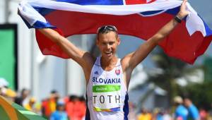 Matej Toth celebra con la bandera de su país tras ganar el oro.