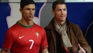 Cristiano Ronaldo posando con su estatua el día que fue develada.