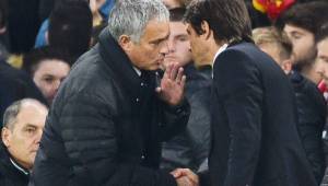 Momento en que Mourinho encaró a Conte, tras la humillación que recibió en Stamford Bridge. Foto AFP.